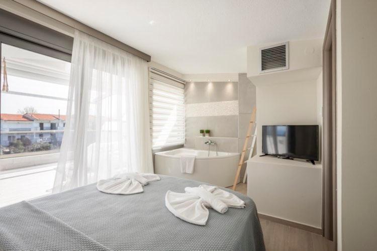Hanioti Suite Maisonette In Front Of The Sea Exterior photo